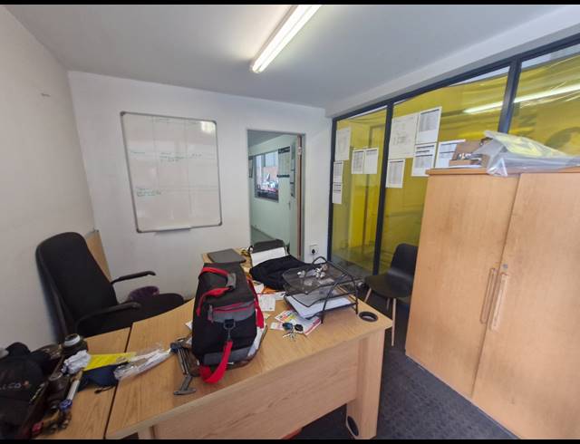1,350M² WAREHOUSE TO LET IN JET PARK